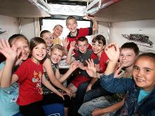 Холдинг "РЖД" шестой год подряд принимает решение о предоставлении скидки в размере 50% на проезд детей от 10 до 17 лет для поездок в период летних школьных каникул.
