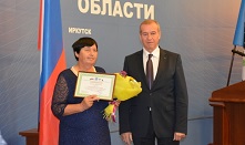 Губернатор вручил Почетный знак Иркутской области «Материнская слава» жительнице Куйтунского района