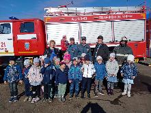 23 сентября 2021 г. ребята из группы «Фантазёры» МКДОУ «Детский сад «Тополёк» отправились на экскурсию в пожарную часть.