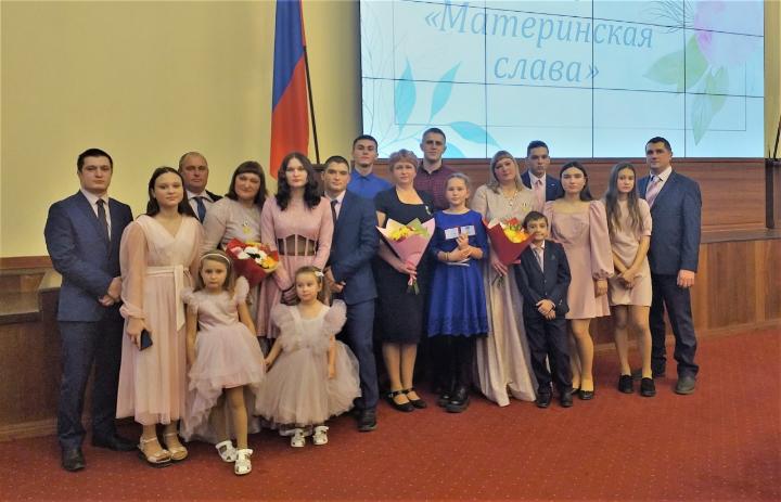 Вручение Губернатором Иркутской области Почетных знаков «Материнская слава»