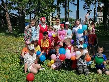 18 июня  специалисты  МКУК  КРЦ «Колос» провели в детском оздоровительном лагере «Алые паруса»  игровую программу «Троицкие забавы».