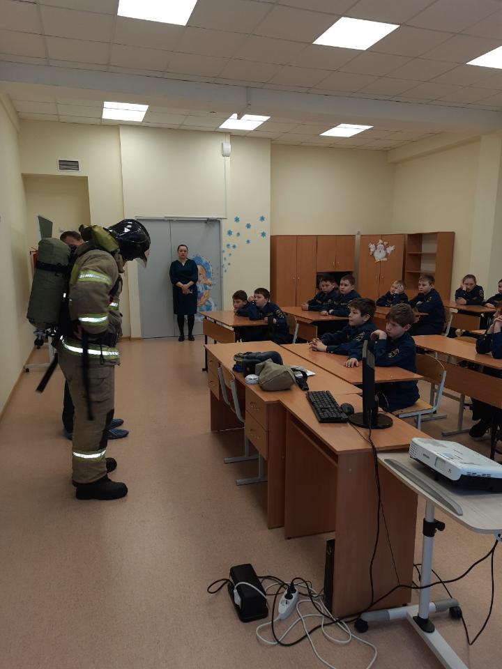 «Сообщает служба 01»Кадетский класс МЧС МКОУ СОШ № 2 п. Куйтун активно пополняет знания по пожарной безопасности.