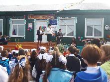 1 сентября депутаты Думы поздравили педагогические коллективы и учащихся с началом нового учебного года.